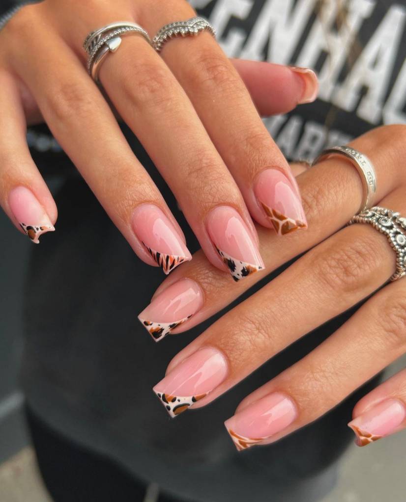unhas decoradas com estampa de oncinha