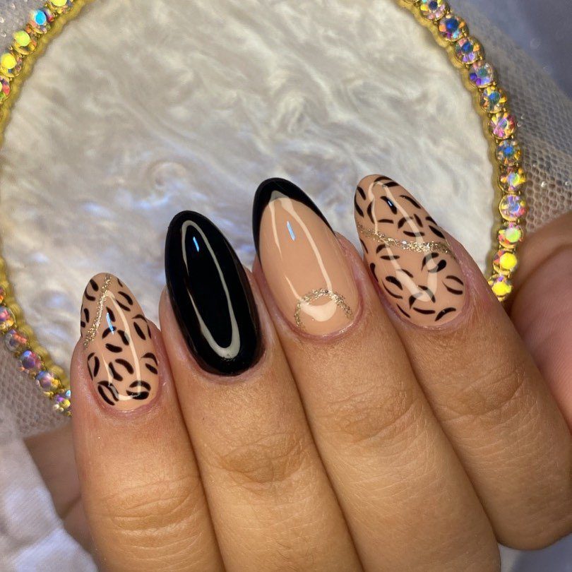 unhas decoradas com estampa de oncinha
