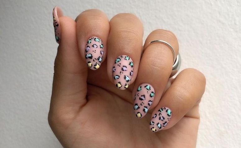 unhas decoradas com estampa de oncinha