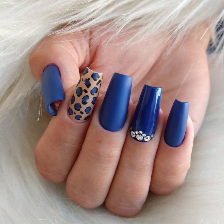 unhas decoradas com estampa de oncinha