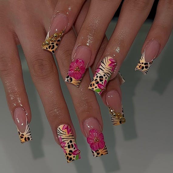unhas decoradas com estampa de oncinha