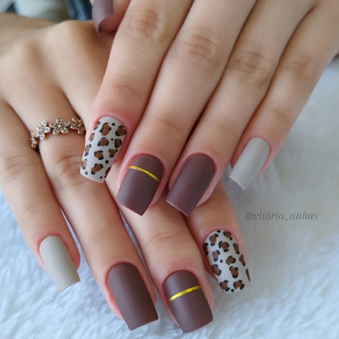 unhas decoradas com estampa de oncinha