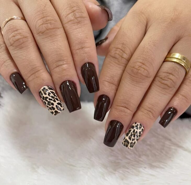 unhas decoradas com estampa de oncinha