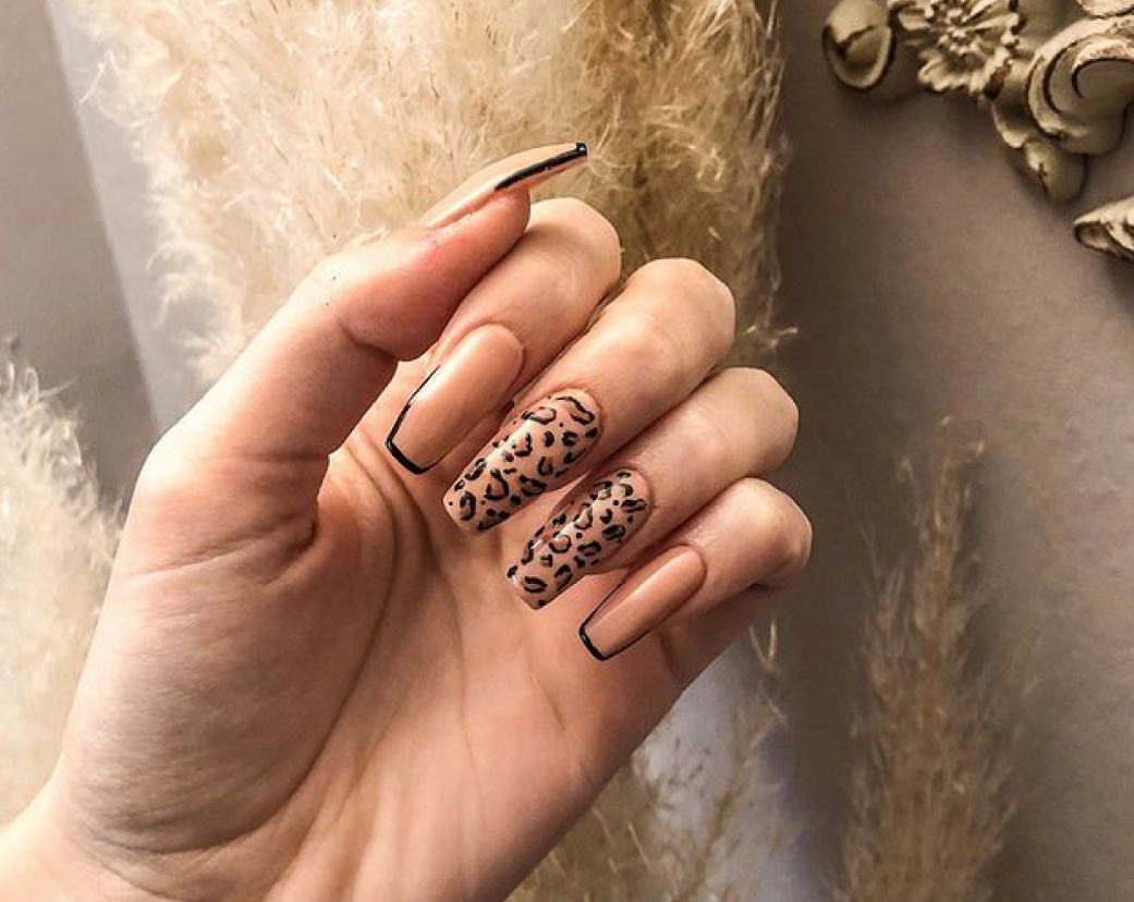 unhas decoradas com estampa de oncinha