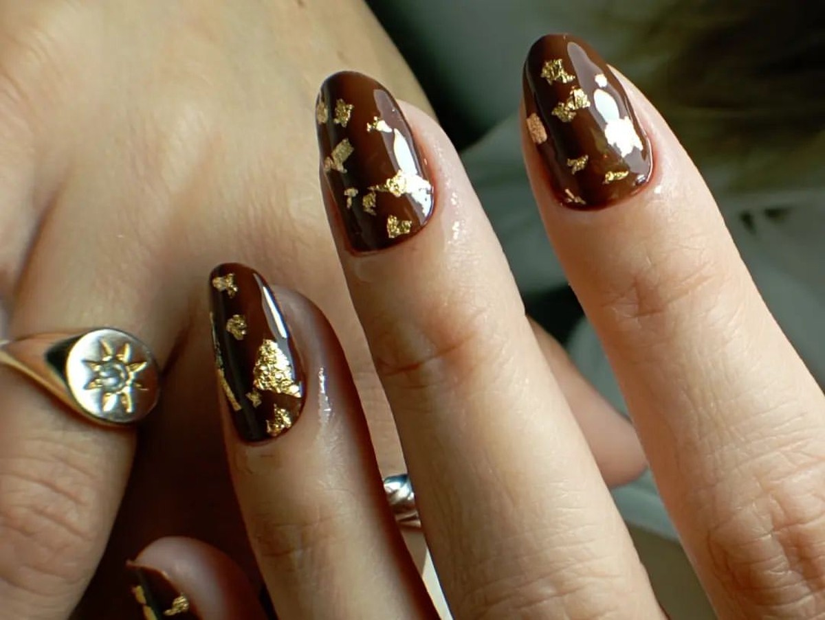 unhas decoradas com folhas de ouro