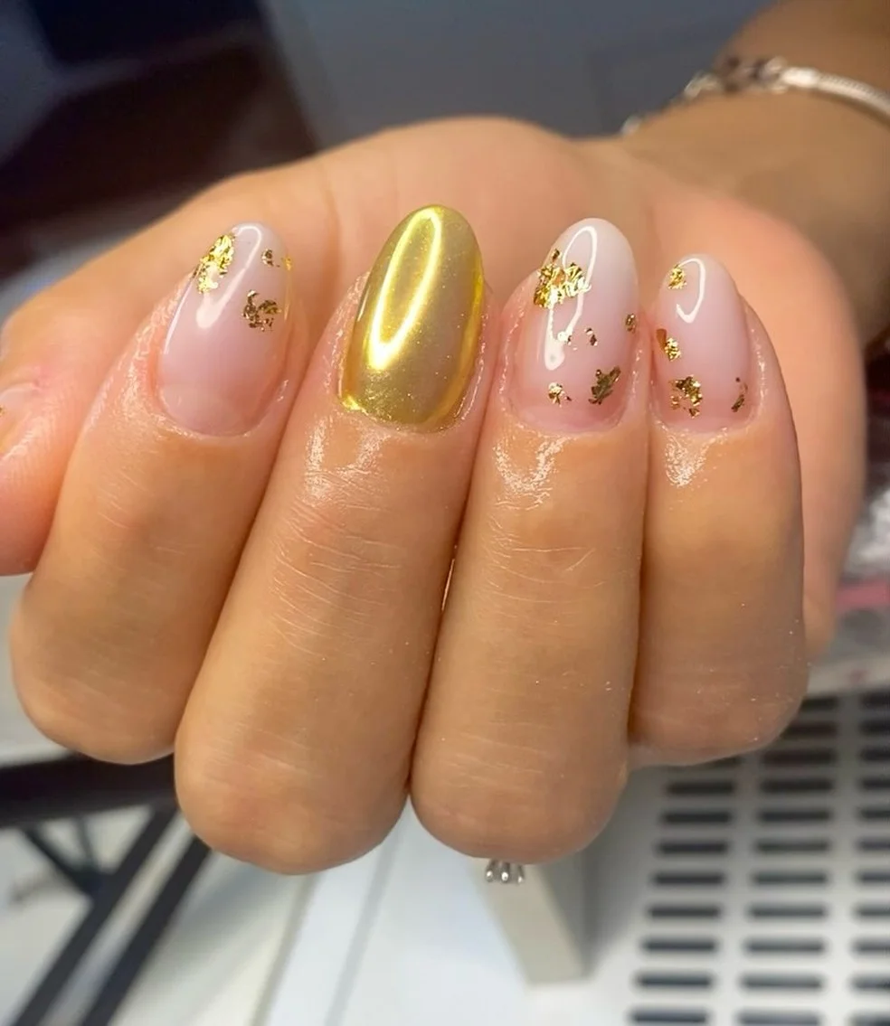 unhas decoradas com folhas de ouro