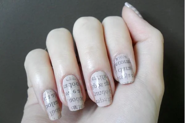 unhas decoradas com jornal e álcool