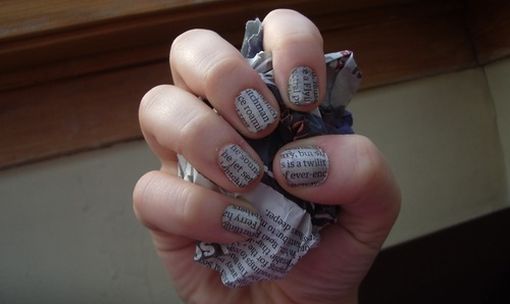 unhas decoradas com jornal e álcool