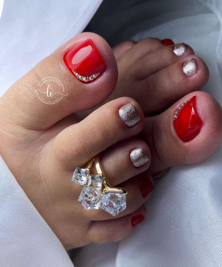 unhas decoradas com pedrarias para os pés