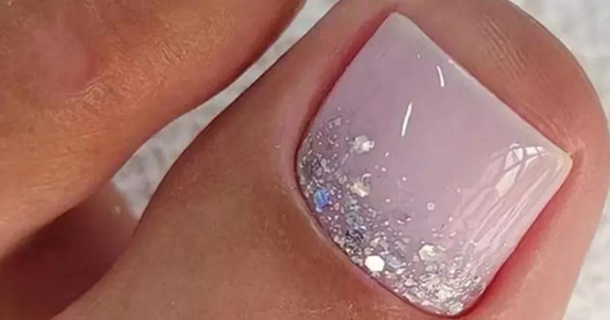 unhas decoradas com pedrarias para os pés