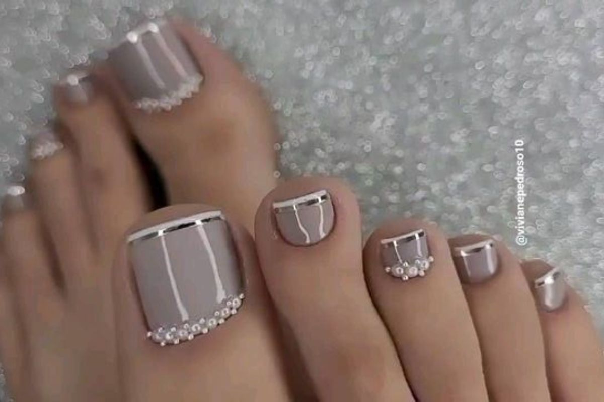unhas decoradas com pedrarias para os pés