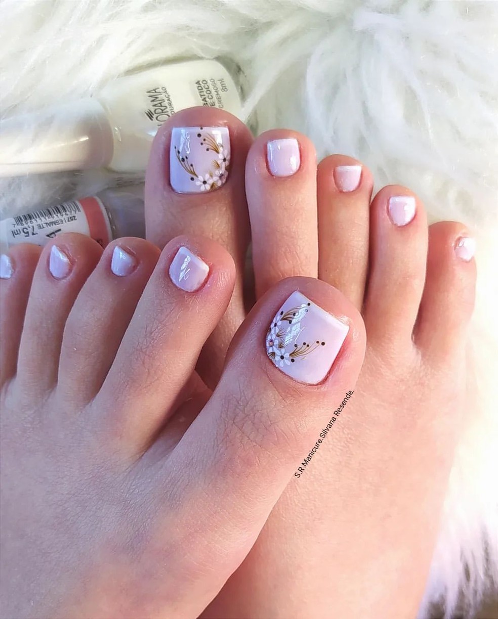 unhas decoradas com pedrarias para os pés