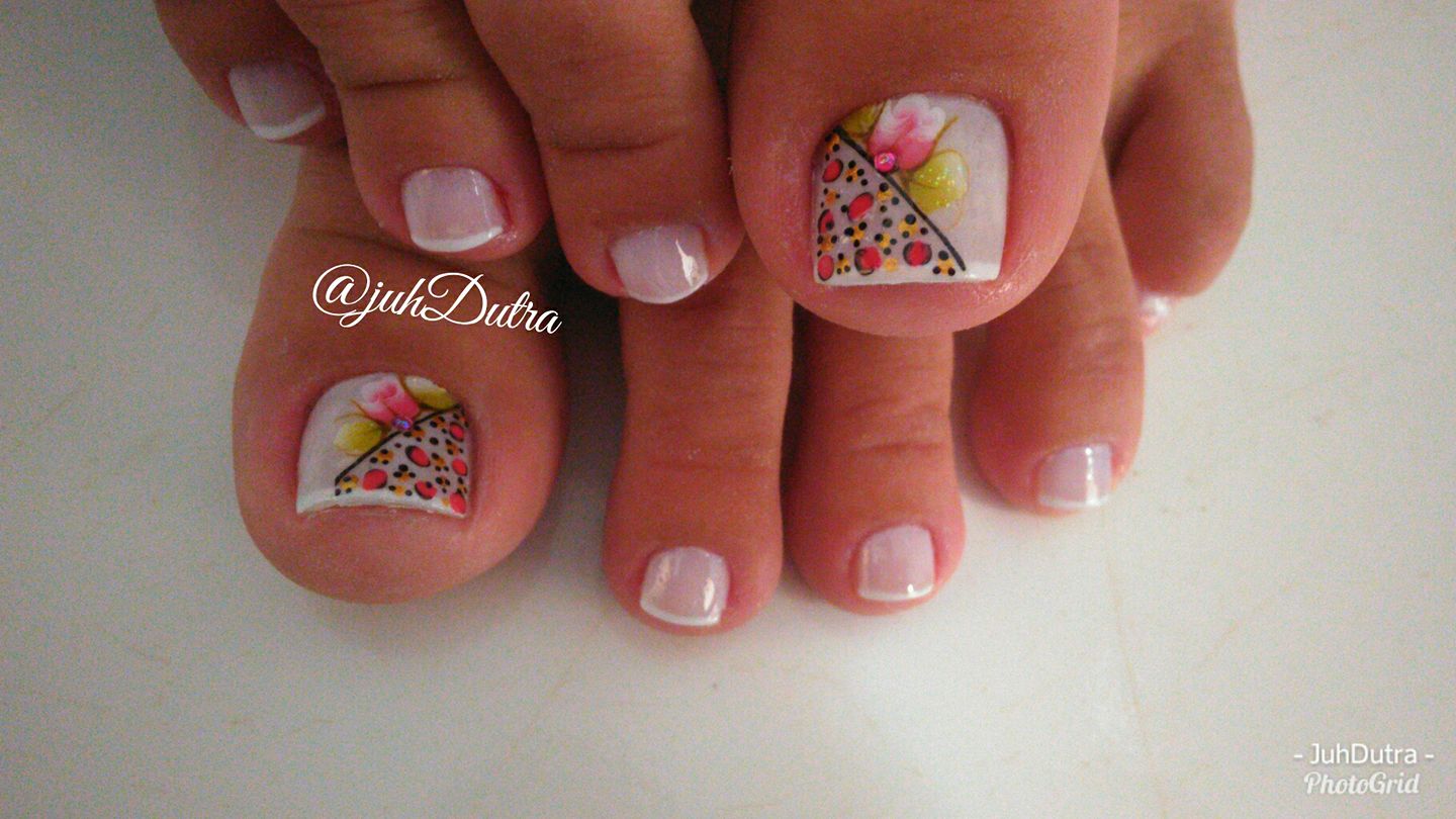 unhas decoradas com pedrarias para os pés