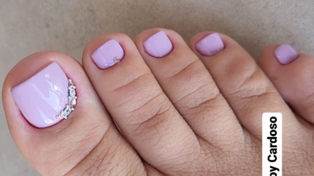 unhas decoradas com pedrarias para os pés