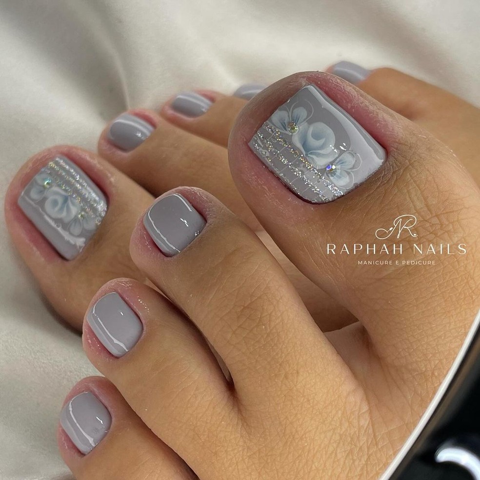 unhas decoradas com pedrarias para os pés