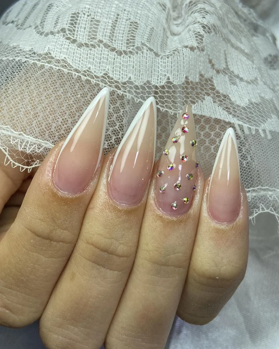 unhas decoradas com pedras