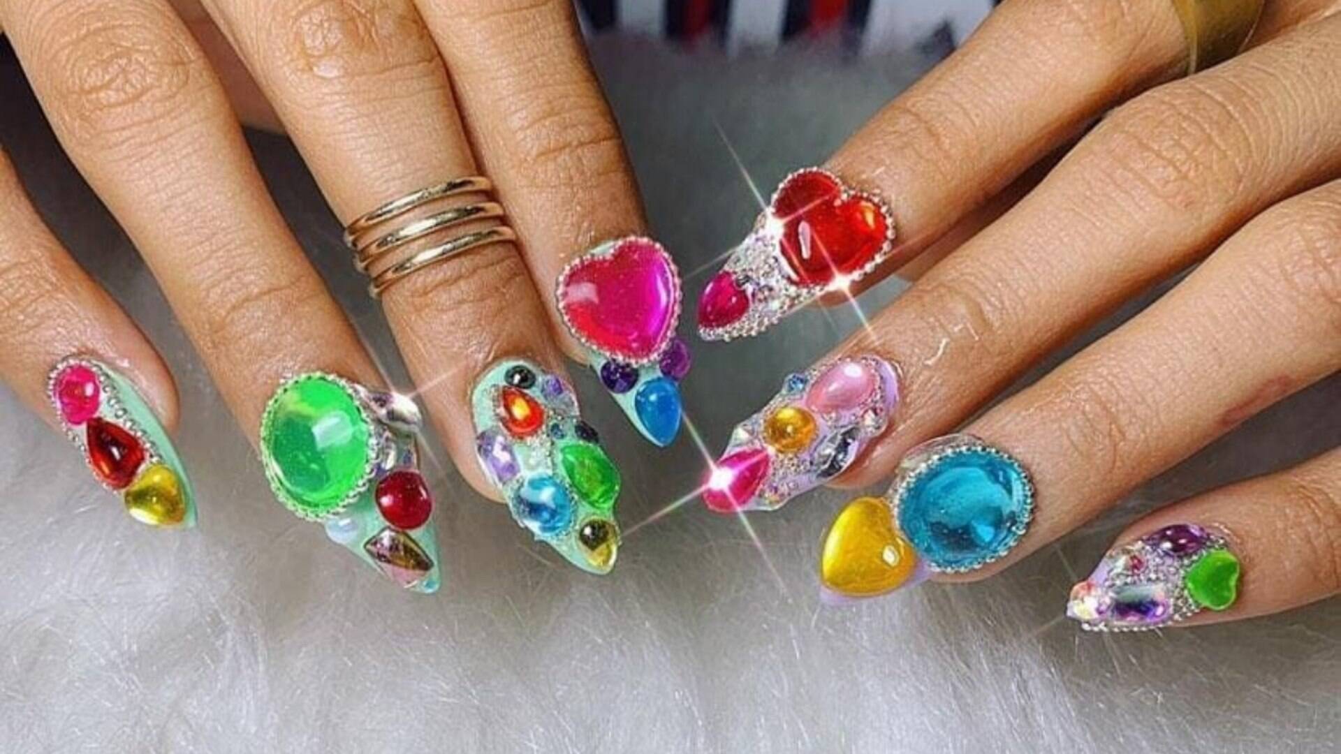 unhas decoradas com pedras