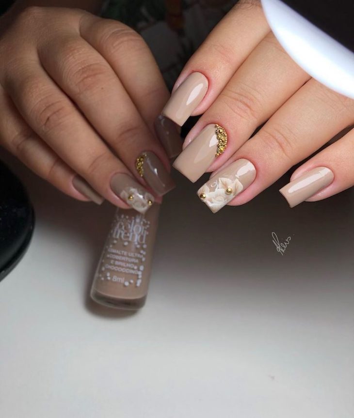 unhas decoradas com pedrinhas