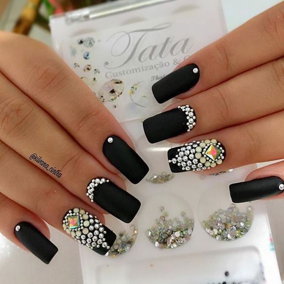 aplicação de strass em unhas