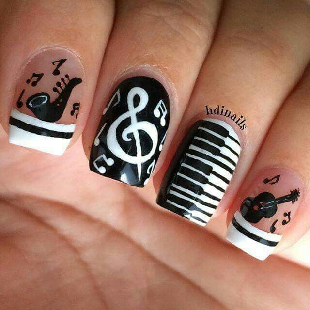 Unhas minimalistas: A elegância das notas musicais