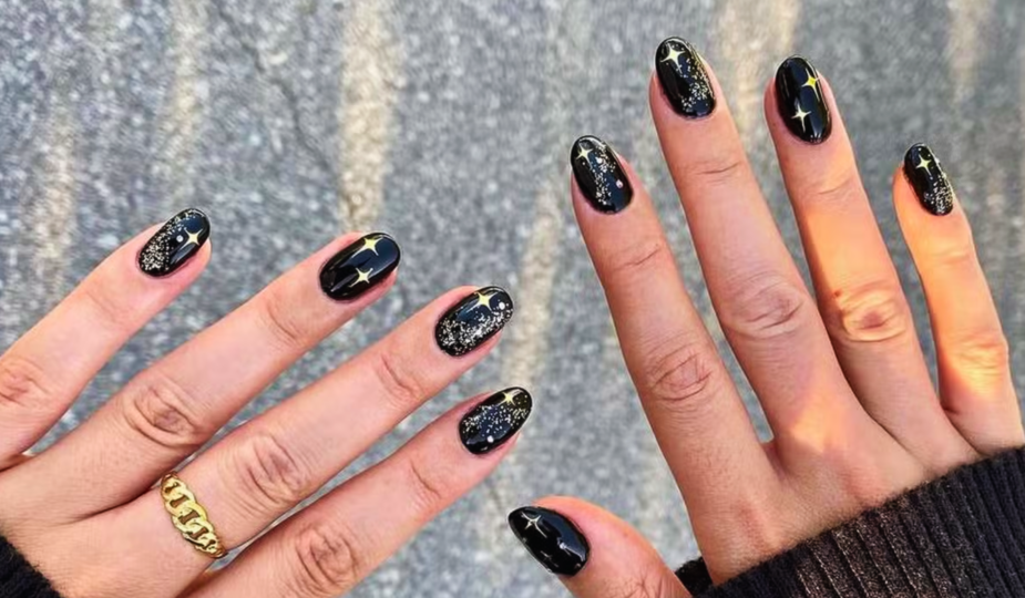 5 ideias de títulos:
1. Unhas de Ano Novo 2026: As Tendências Mais Brilhantes para Arrasar na Virada!
2. Do Clássico ao Moderno: Guia Completo de Unhas para o Réveillon 2026.
3. Cores que Atraem Boas Energias: Unhas para um 2026 Cheio de Prosperidade.
4. Pedrarias e Glitter: O Toque de Luxo que suas Unhas de Ano Novo Precisam.
5. Minimalismo Chic: A Elegância Discreta para as Unhas da Virada 2026.