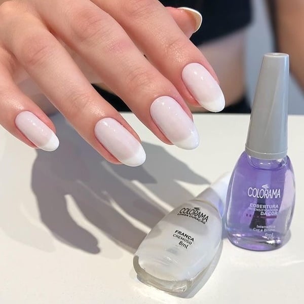 unhas redondas com glitter