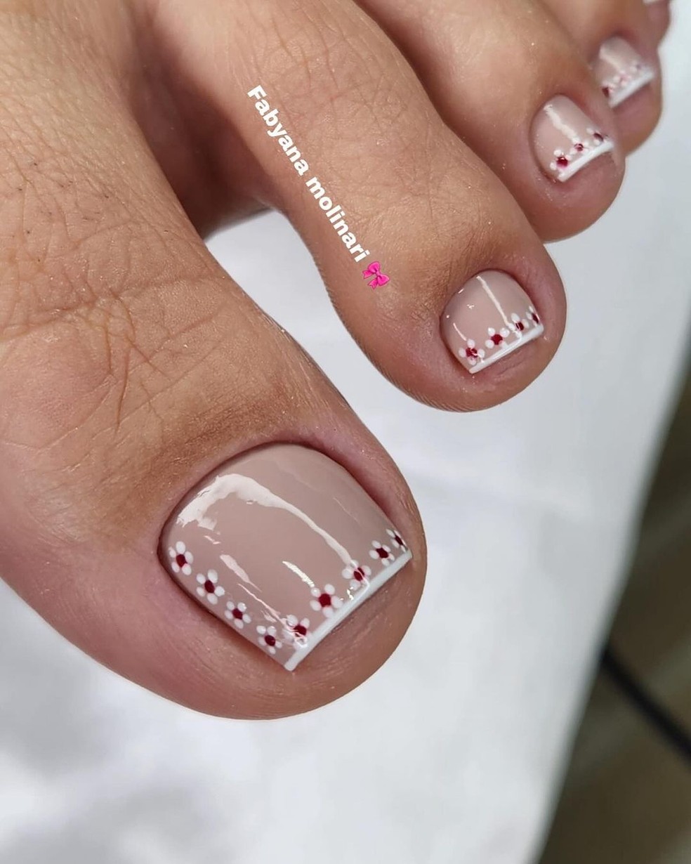 unhas dos pés delicadas