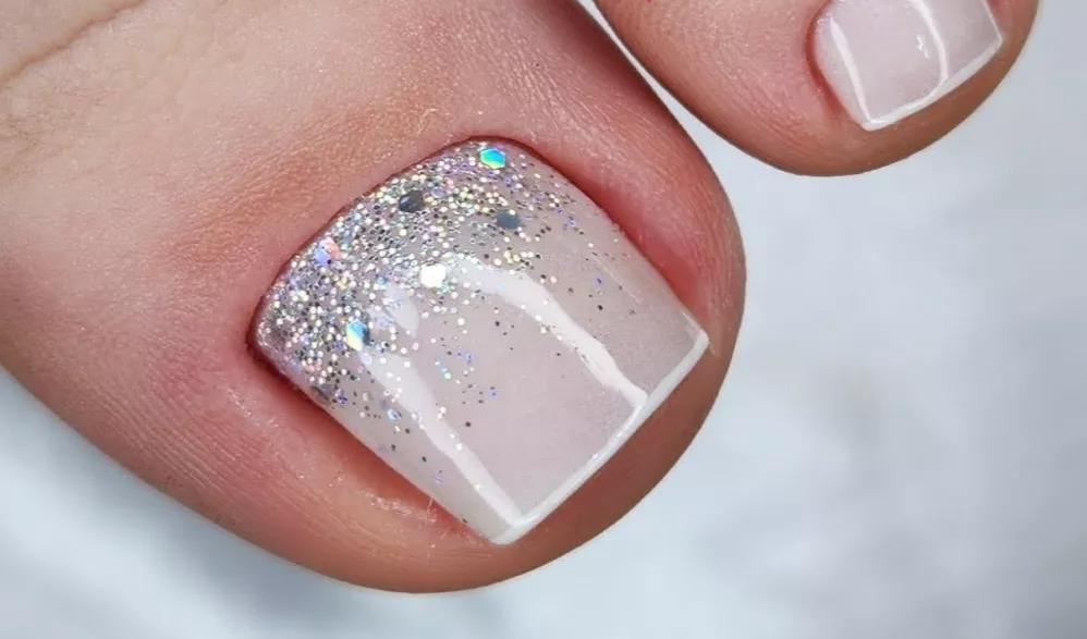 unhas dos pés com flores