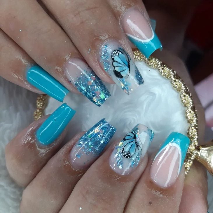 Azul Turquesa e Efeito Chrome: A Tendência Mais Fresca para Suas Unhas