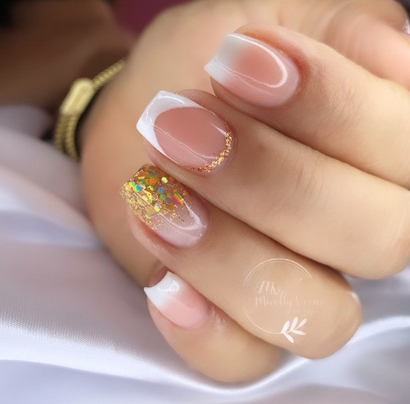 unhas em gel formato bailarina
