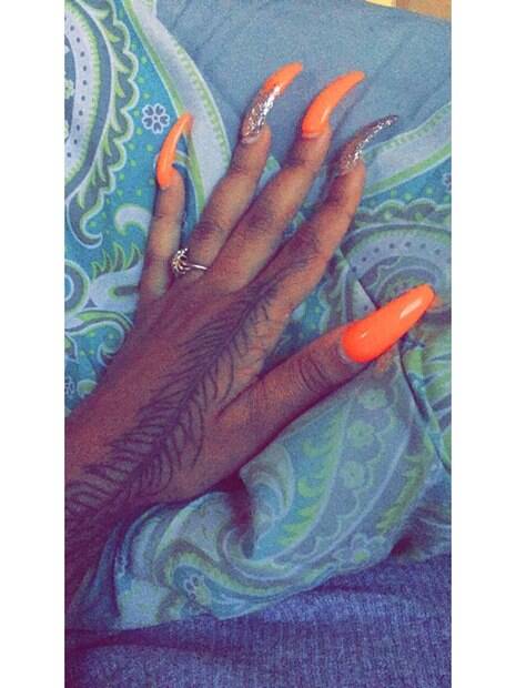 unhas stiletto longas