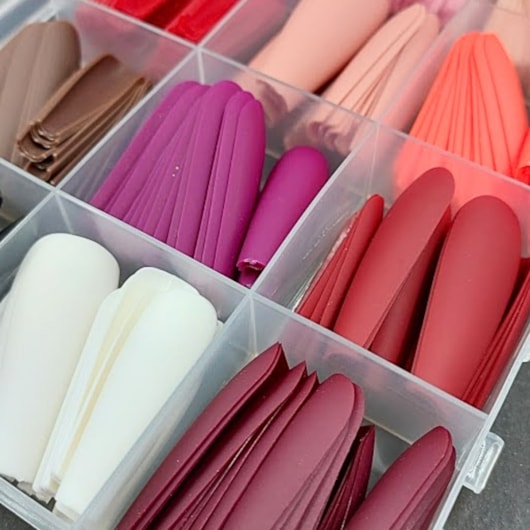 Unhas Postiças Profissionais: Gel vs. Acrílico - Qual a Melhor Escolha?