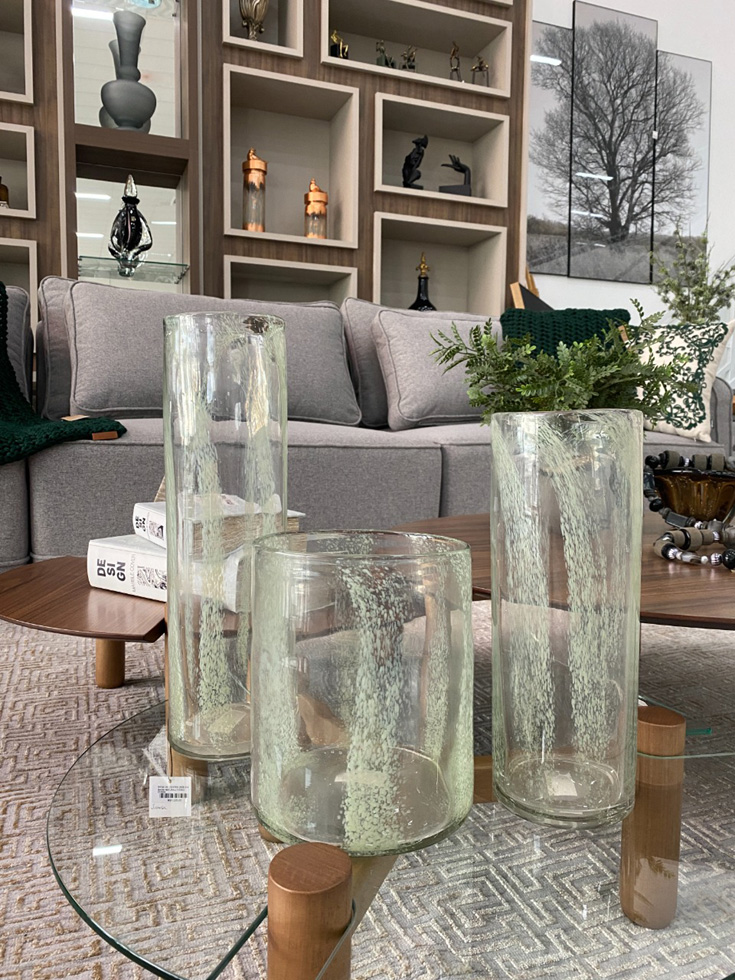 vasos de vidro com detalhes dourados