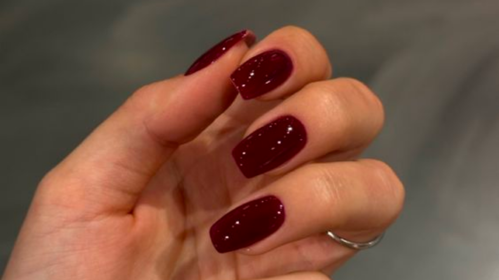 Esmalte vermelho escuro
