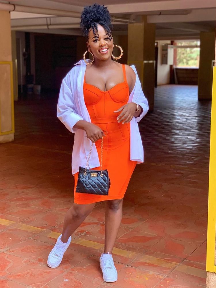 5 ideias de títulos:
1. Vestido Bandagem: O Guia Completo para a Tendência que Voltou com Tudo.
2. Como Usar o Vestido Bandagem: Dicas de Estilo e Ocasiões.
3. Hervé Léger: A História por Trás do Icônico Vestido Bandagem.
4. Vestido Bandagem: Onde Encontrar Modelos Incríveis e Acessíveis.
5. Tendências 2025/2026: Por Que o Vestido Bandagem Está Dominando a Moda.