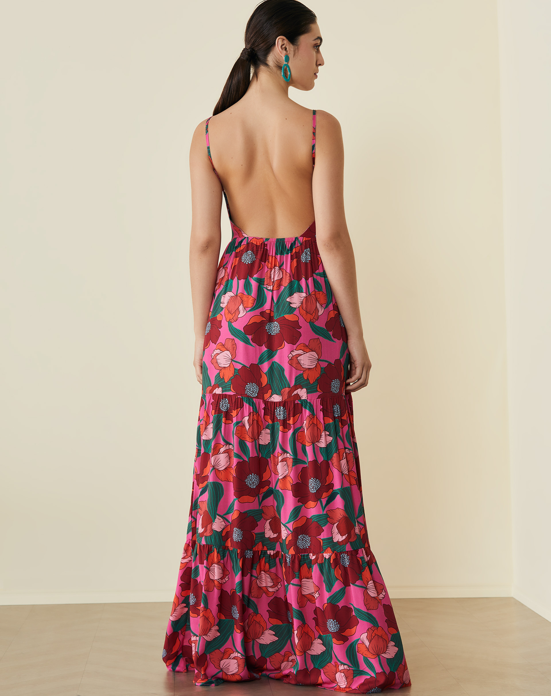 vestido com decote nas costas