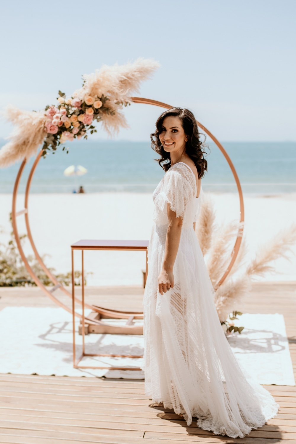 Tendências de Cores para Vestidos de Noiva na Praia