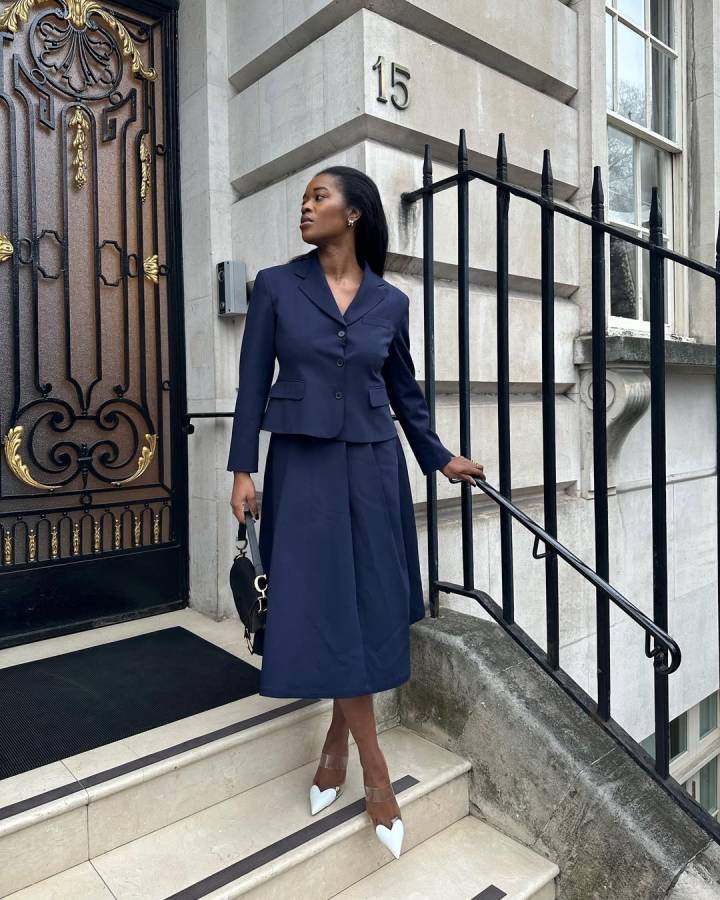 5 ideias de títulos:
1. Como escolher o vestido longo esporte fino perfeito para seu evento.
2. Tecidos e cores ideais para vestidos esporte fino longos.
3. Dicas de acessórios para complementar seu look esporte fino longo.
4. Onde encontrar os melhores vestidos longos esporte fino online.
5. Vestido longo esporte fino: inspirações para casamentos e formaturas.