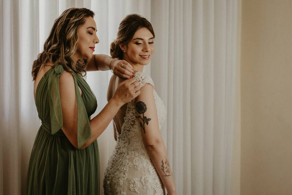 5 ideias de títulos:
1. Vestido Perfeito para a Mãe da Noiva: Guia Completo de Estilo e Elegância
2. Minimalismo e Sofisticação: Como Escolher o Vestido Ideal para a Mãe da Noiva
3. Tecidos