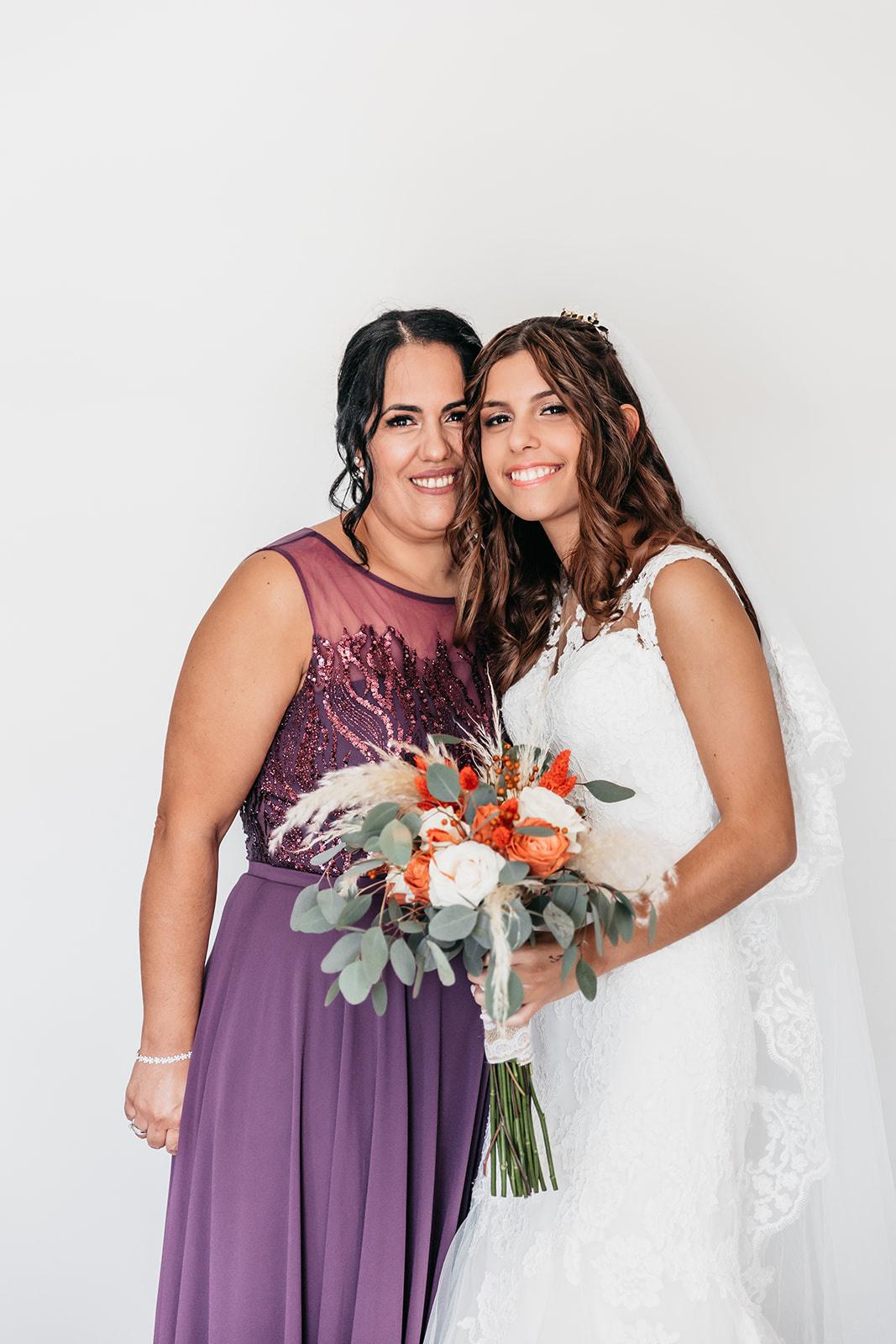 5 ideias de títulos:
1. Vestido Perfeito para a Mãe da Noiva: Guia Completo de Estilo e Elegância
2. Minimalismo e Sofisticação: Como Escolher o Vestido Ideal para a Mãe da Noiva
3. Tecidos