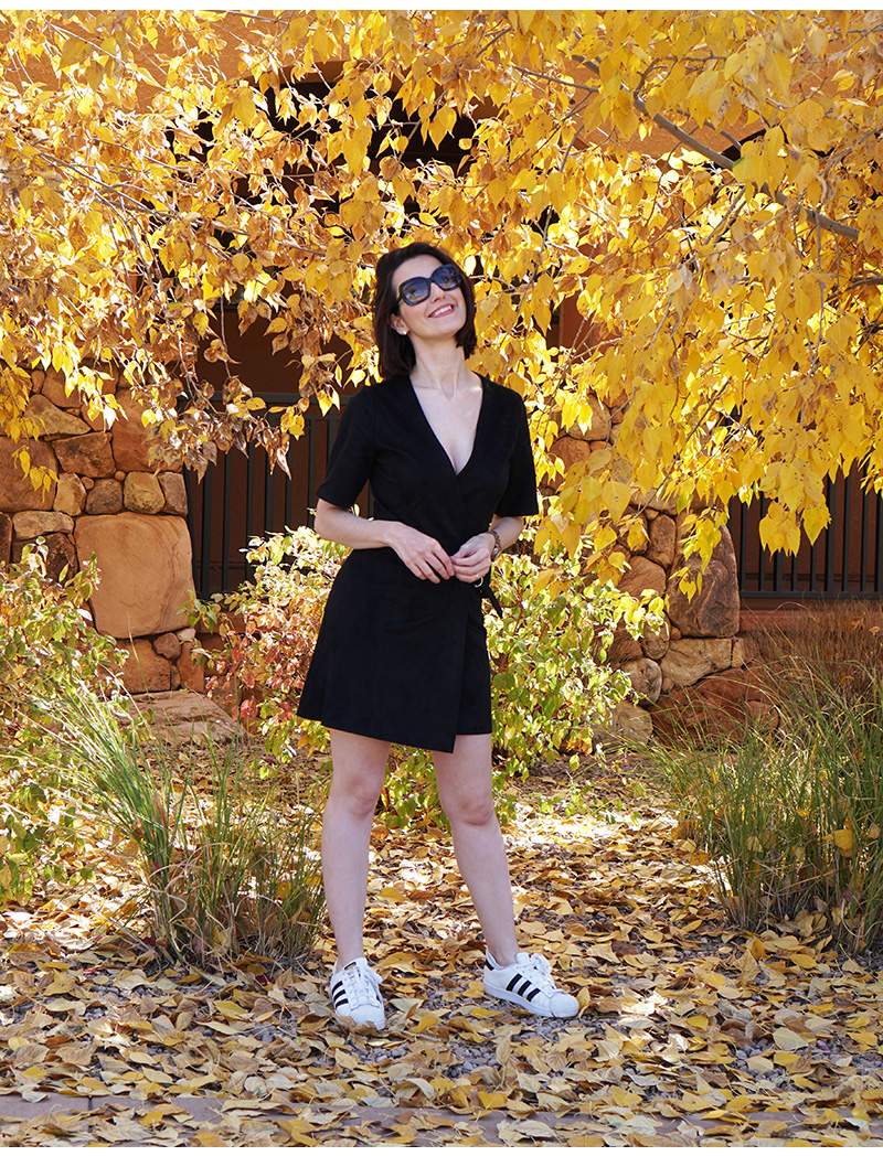 vestido preto com tenis