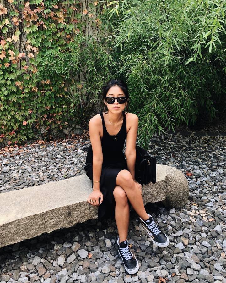 vestido preto com tenis