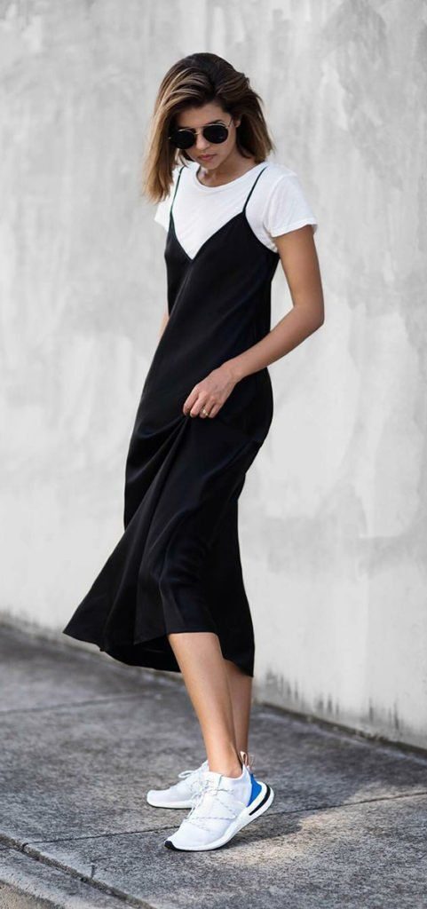 vestido preto com tenis