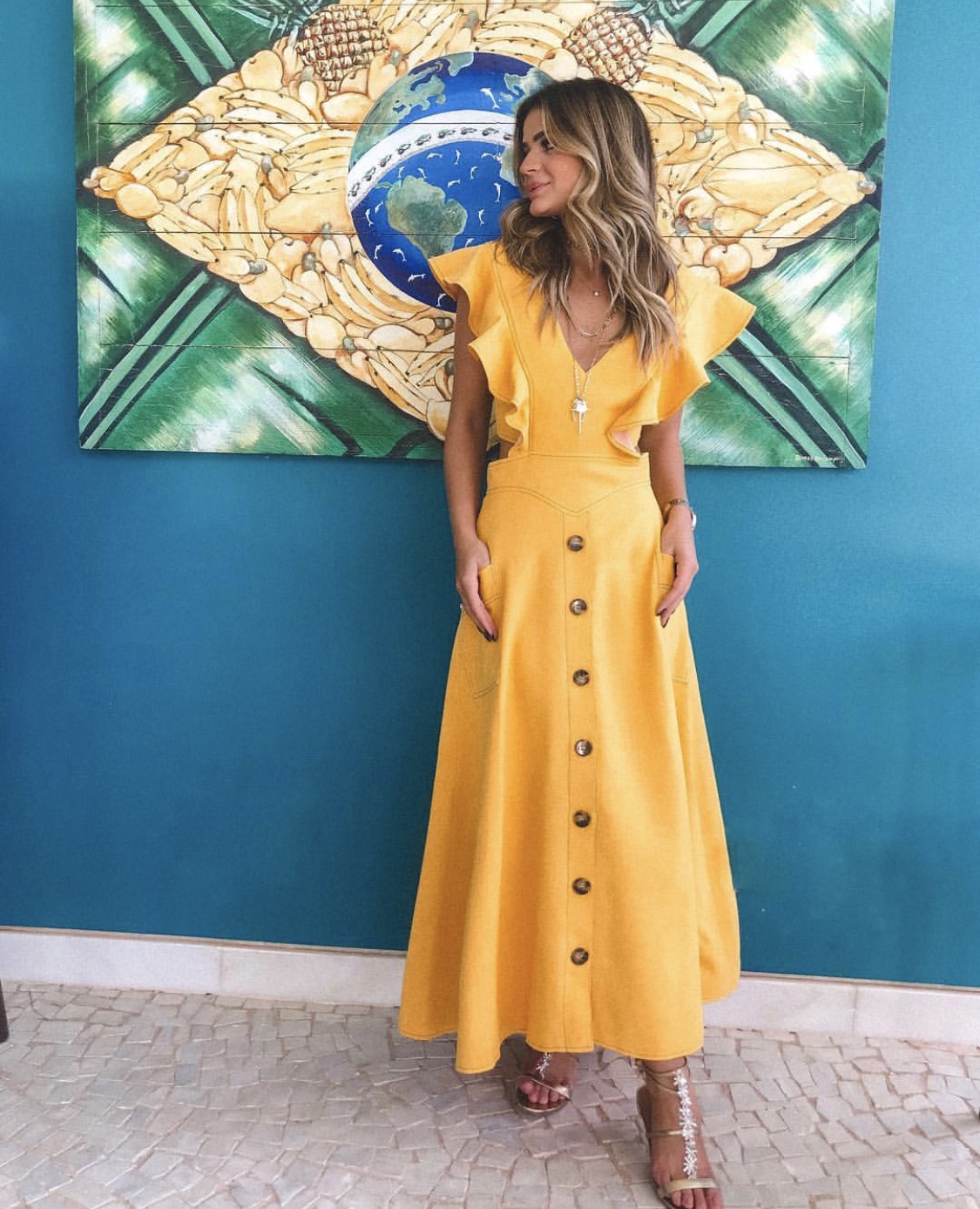 Vestido midi com botões: 7 looks para o trabalho e happy hour