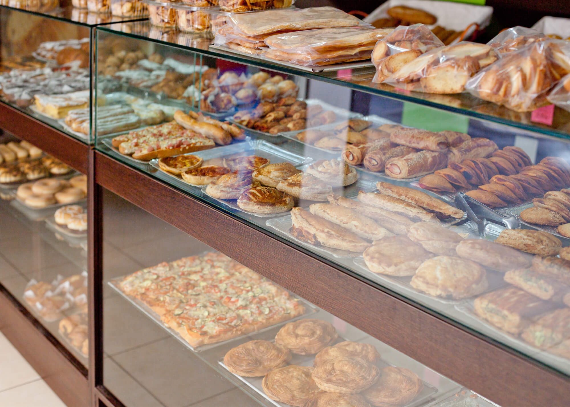 vitrine natalina padaria com produtos comestíveis