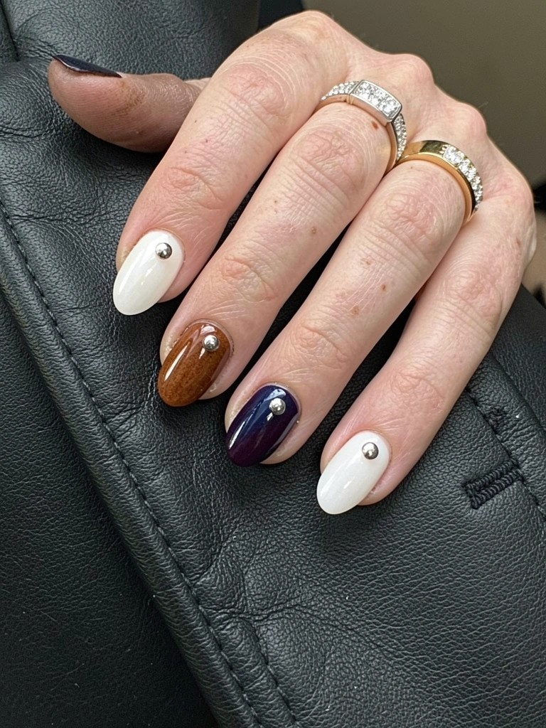 Paleta com quatro tons de esmalte: branco translúcido, marrom, azul escuro e berinjela.