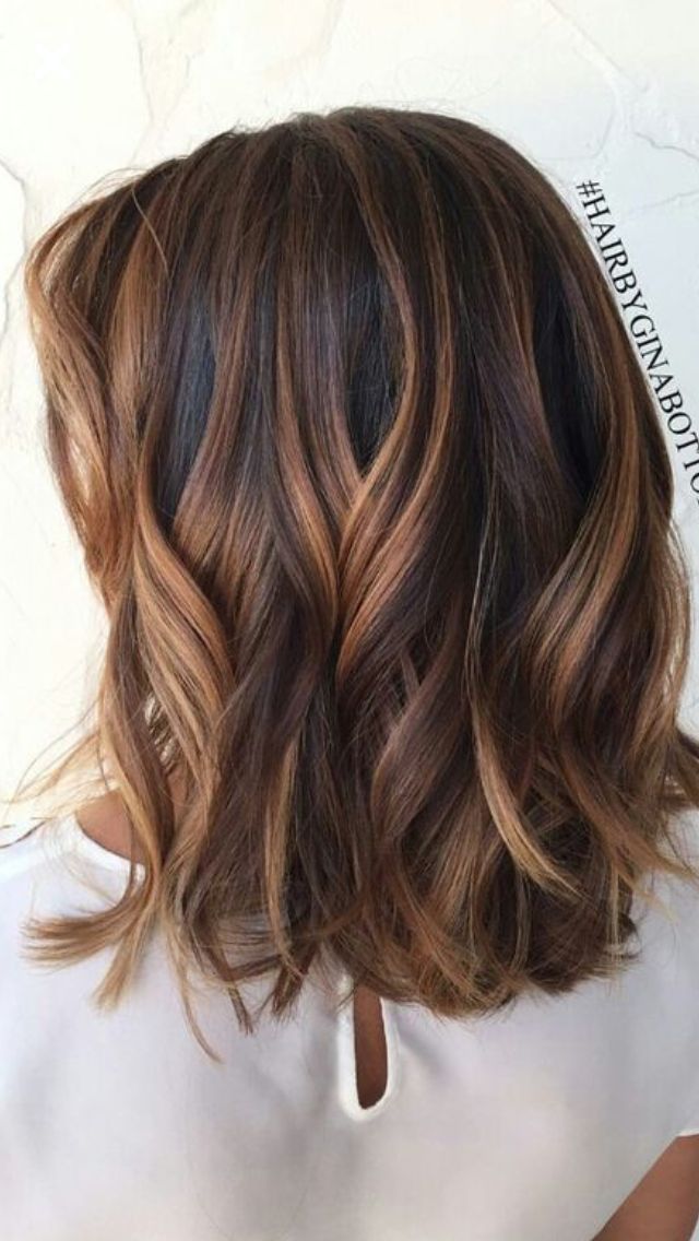 tendência cabelo morena iluminada