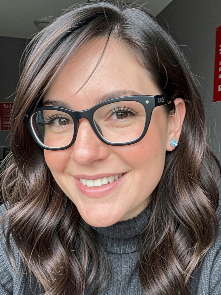 Óculos de grau das marcas Kessy, Zerezes e Euglasses sobre superfície clara.
