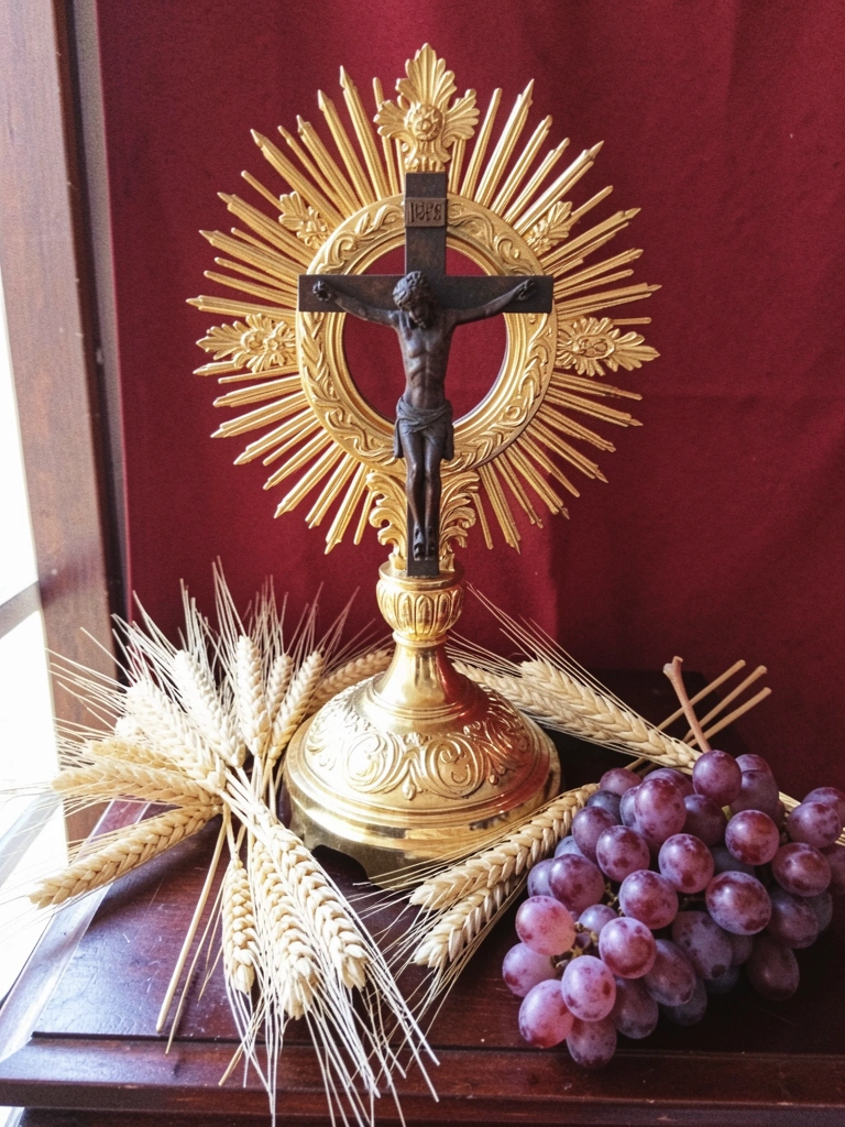 Detalhe de arranjo com espigas de trigo e cacho de uvas sobre superfície de madeira.