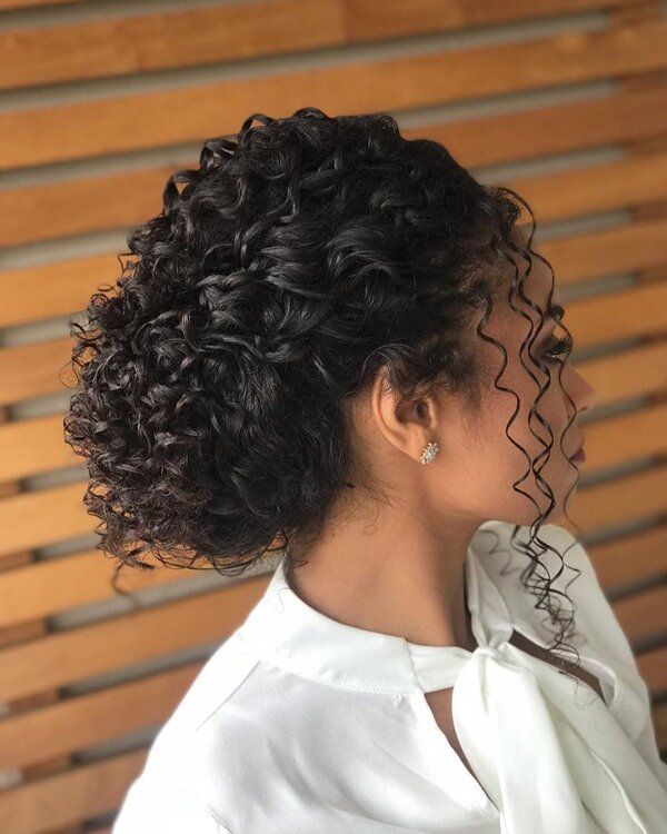 penteado para casamento a noite cabelo cacheado